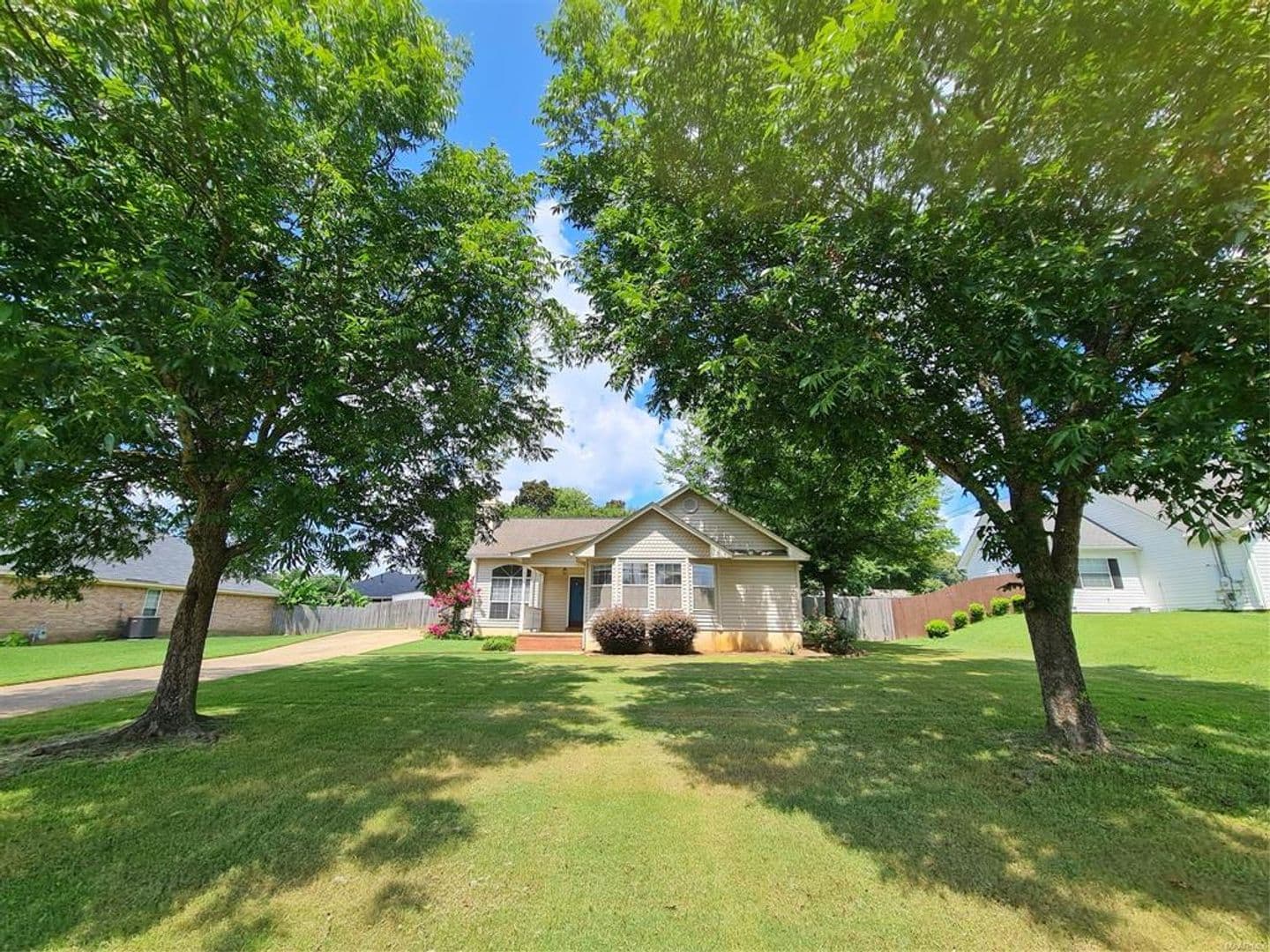 Deatsville House: 61 Old Orchard Road