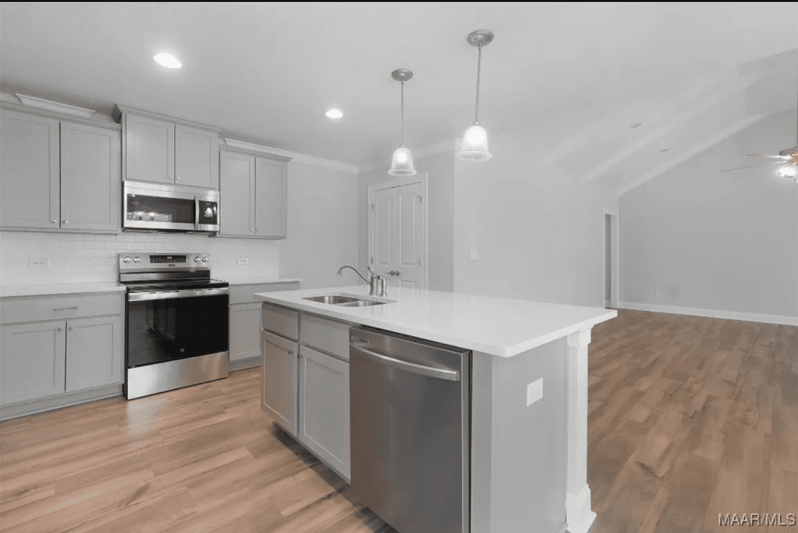 Prattville House: 994 Pearl Dr