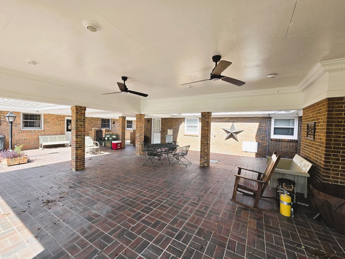 Montgomery House: 6212 Henley Way