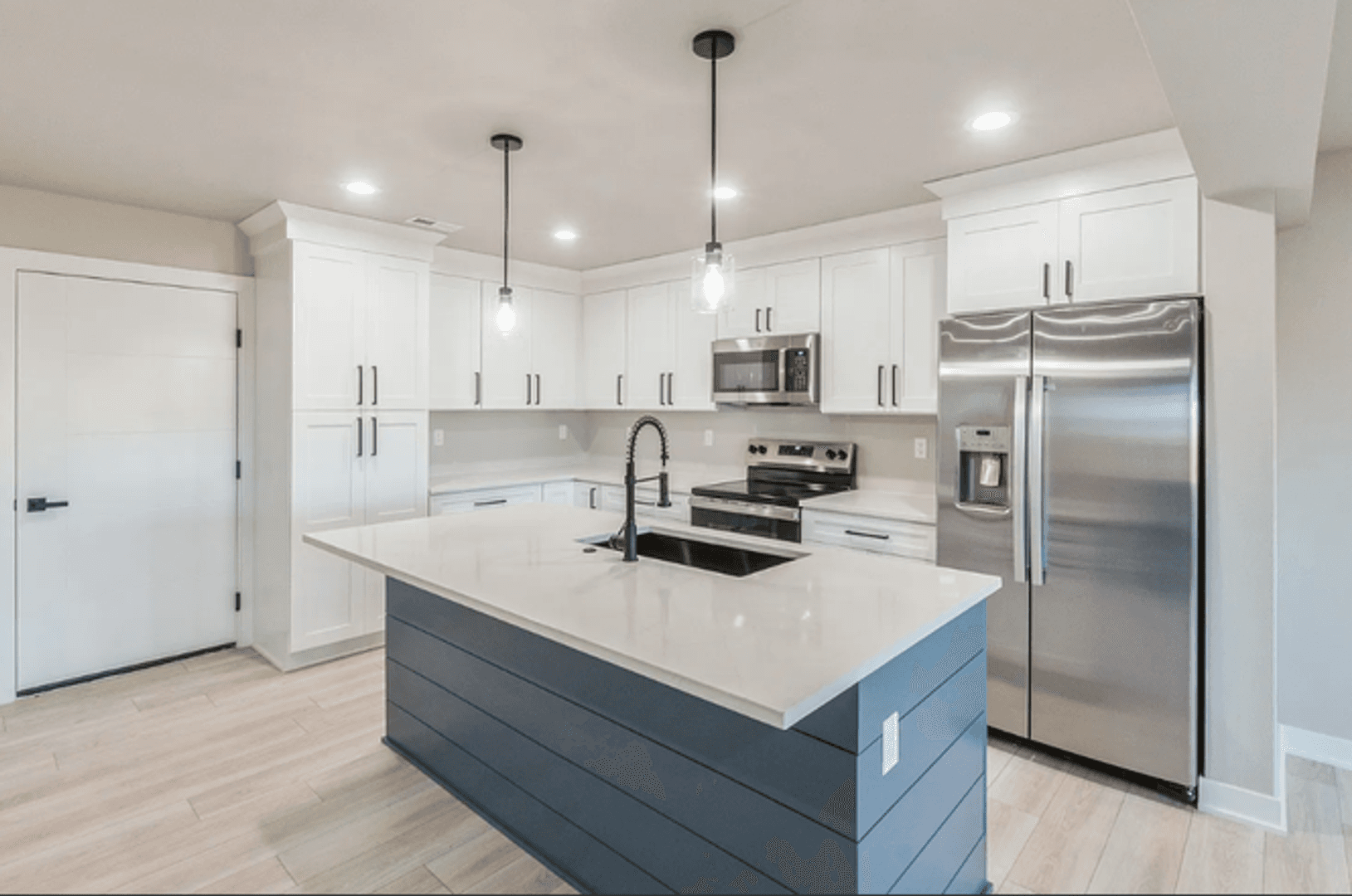 Urbandale Townhome: 14424 Springbrook Trl