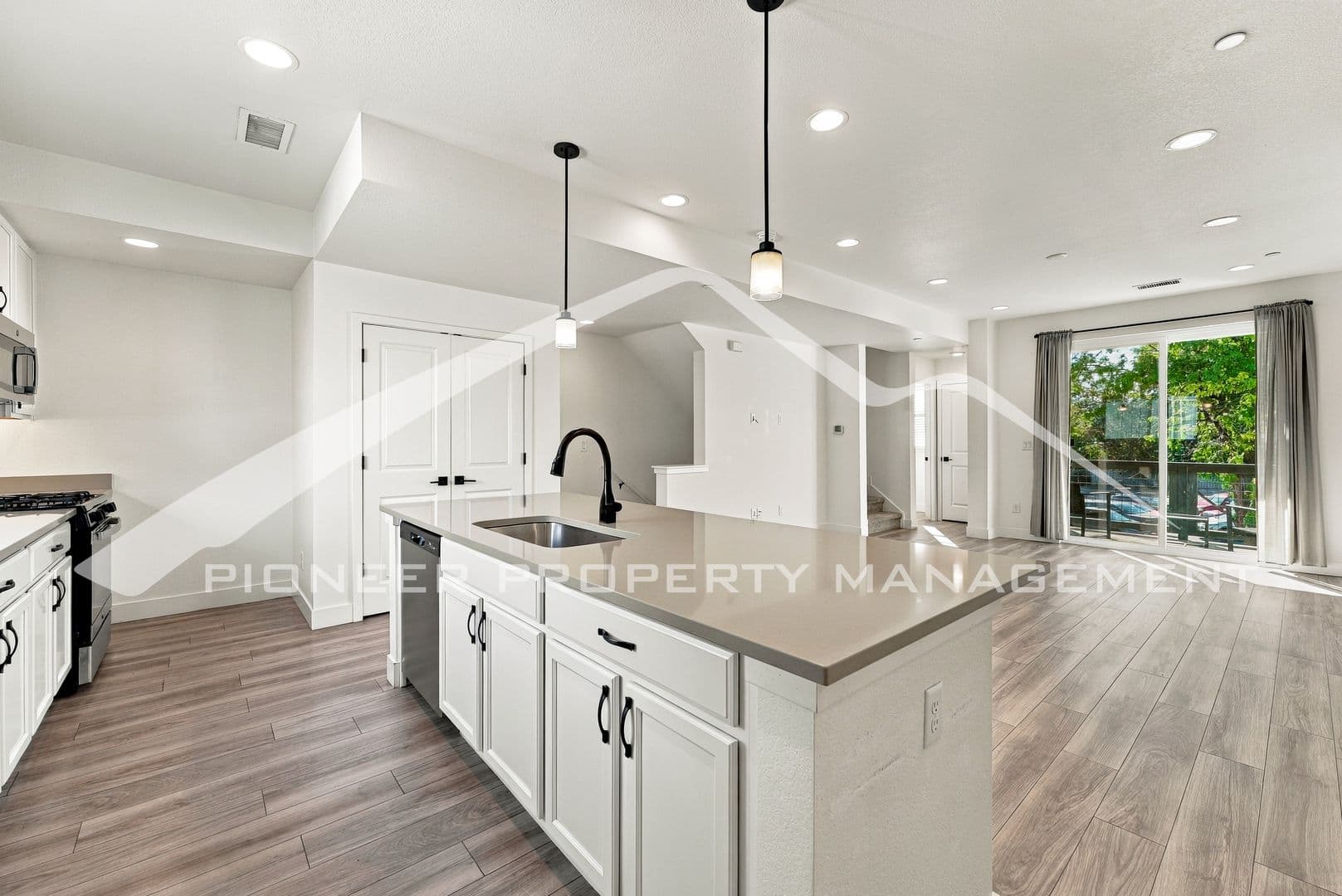 Edgewater Townhome: 2842 Kendall Street