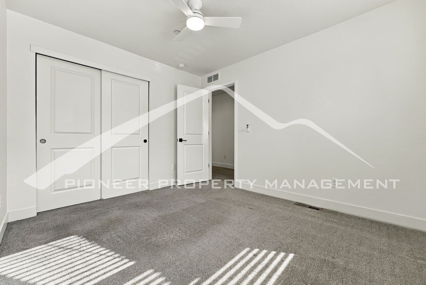 Edgewater Townhome: 2842 Kendall Street