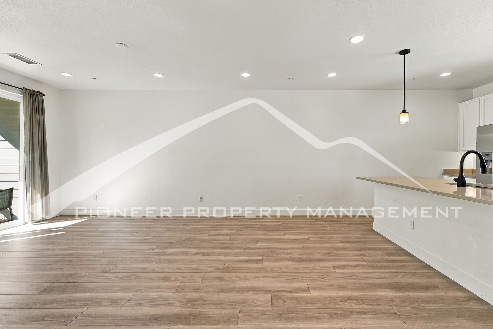 Edgewater Townhome: 2842 Kendall Street