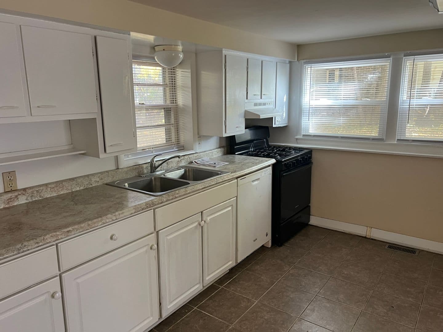 DeKalb Apartment: 929 Greenbrier Road