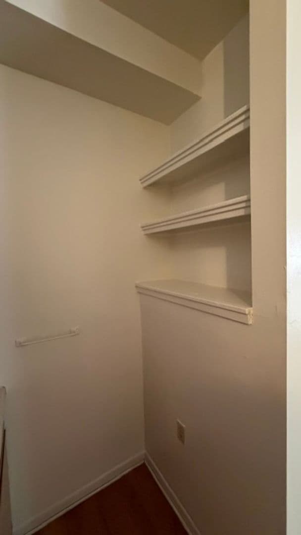 DeKalb Apartment: 528 College Ave
