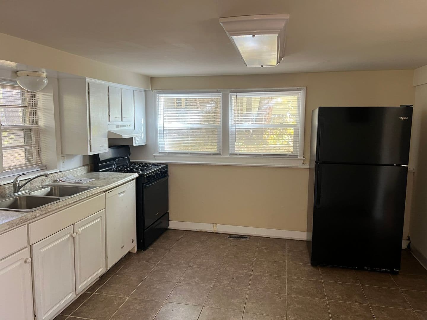 DeKalb Apartment: 929 Greenbrier Road