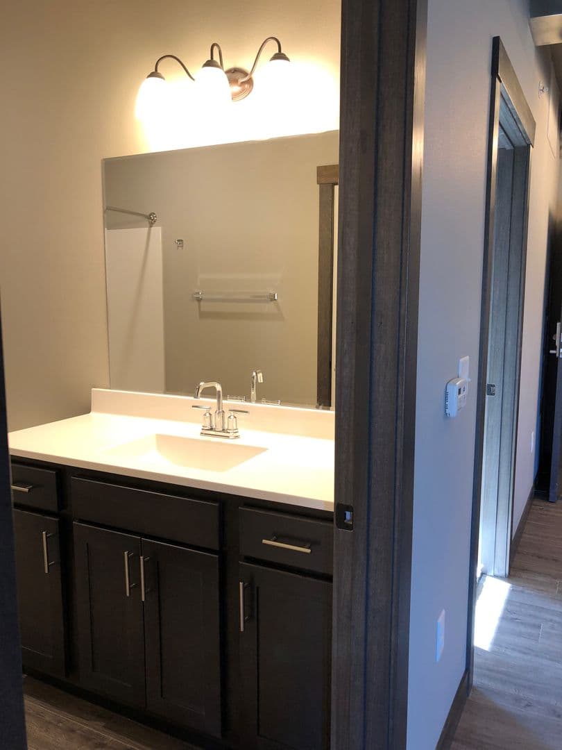 Cedar Rapids Apartment: 1050 Depot Lane SE