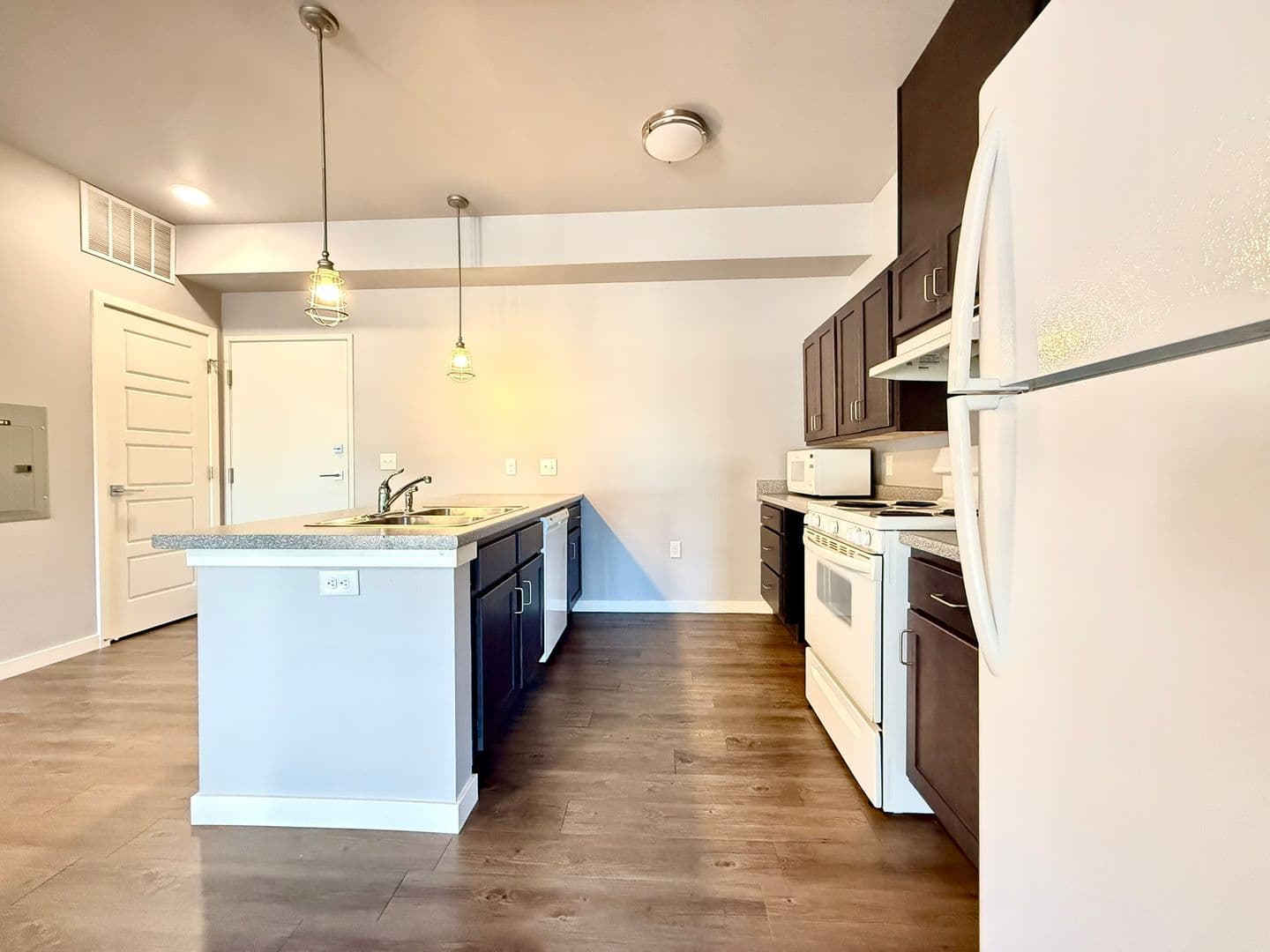 Cedar Rapids Apartment: 442 5th Avenue SW - Unit 5