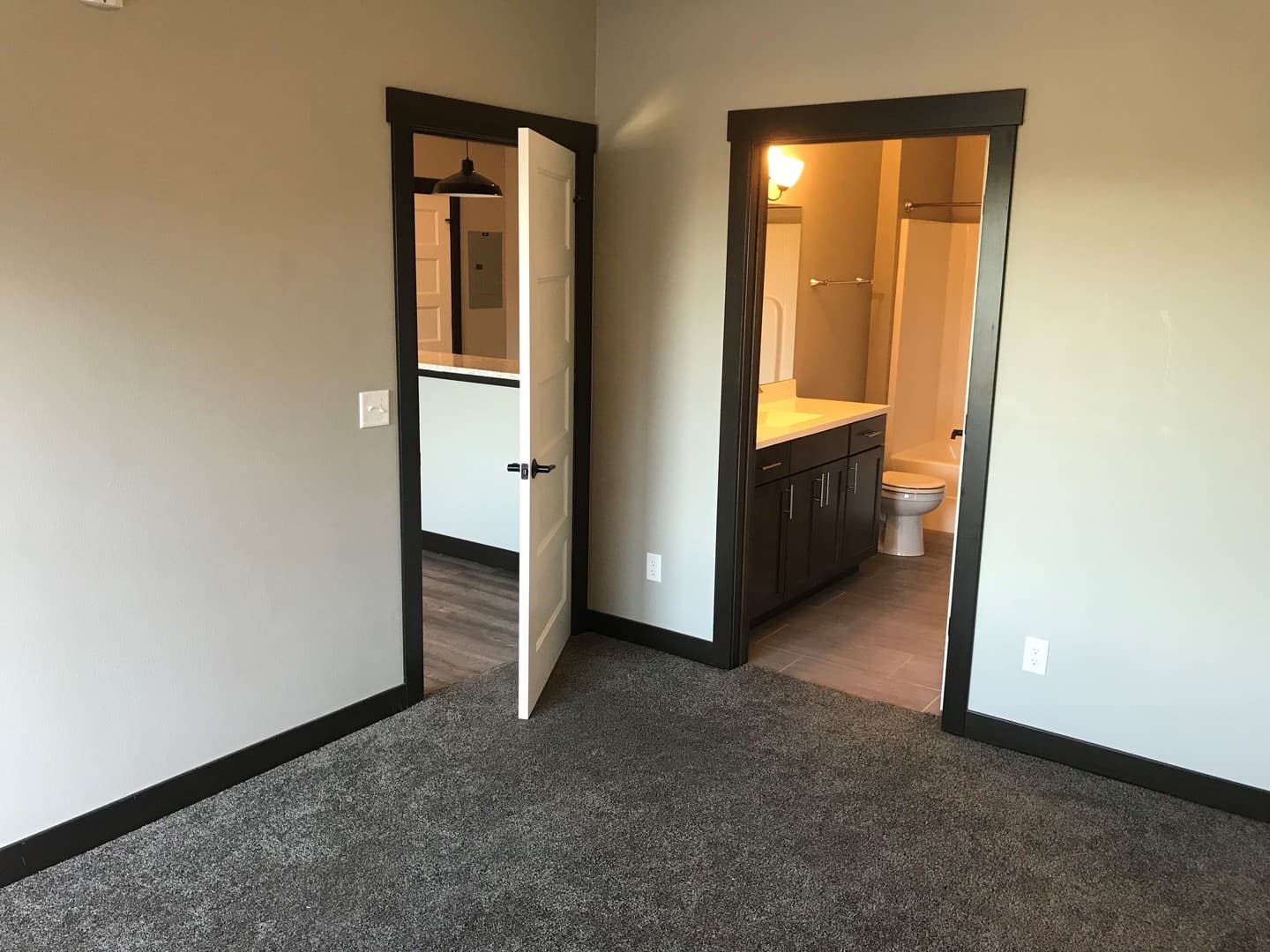 Cedar Rapids Apartment: 460 12th Avenue SE