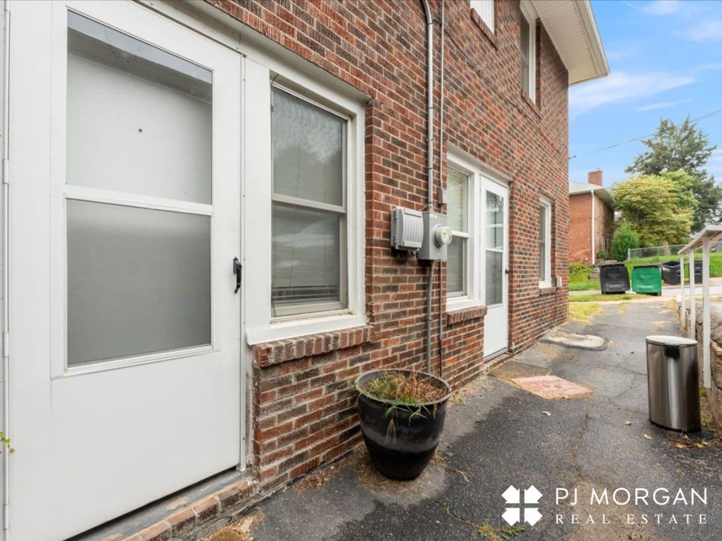 Omaha Apartment: 802-804 N 48th Street