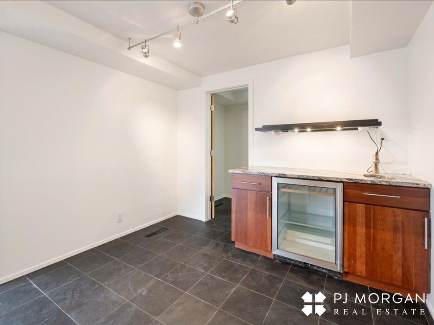 Omaha House: 320 N 68th Street