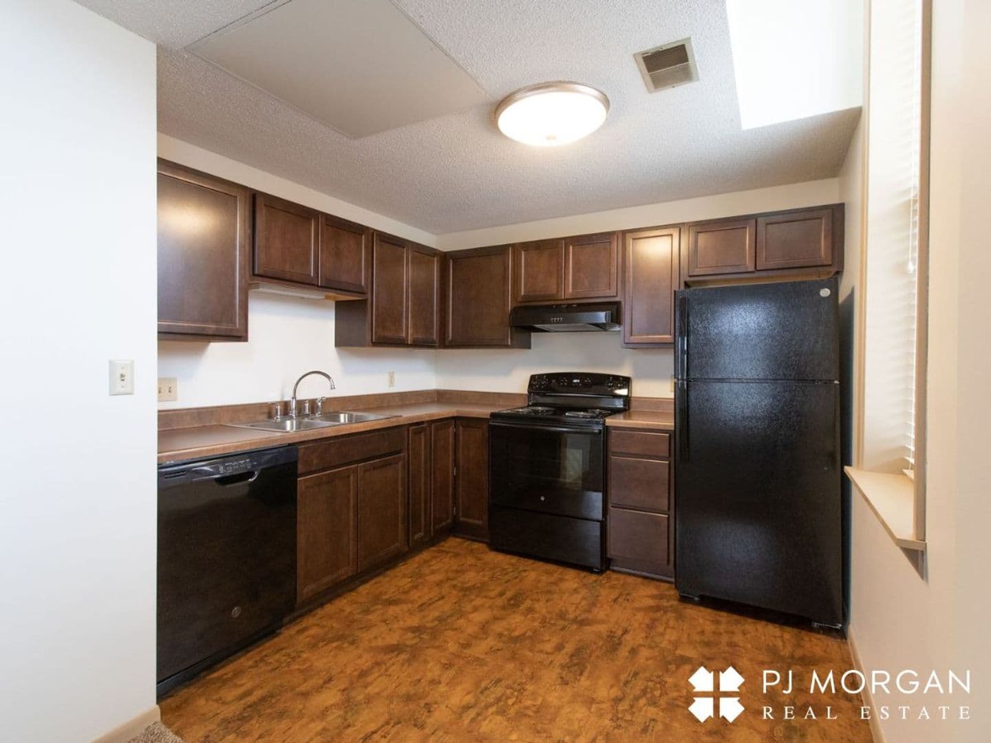 Omaha Apartment: 1402 1/2 S 13th St