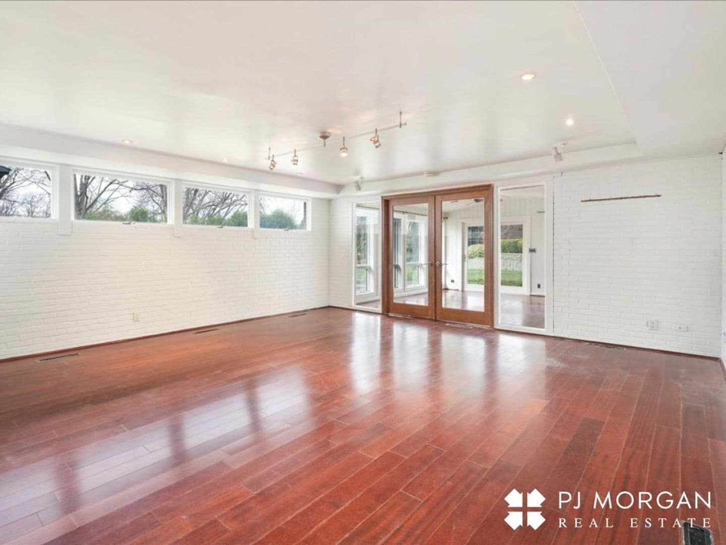 Omaha House: 320 N 68th Street