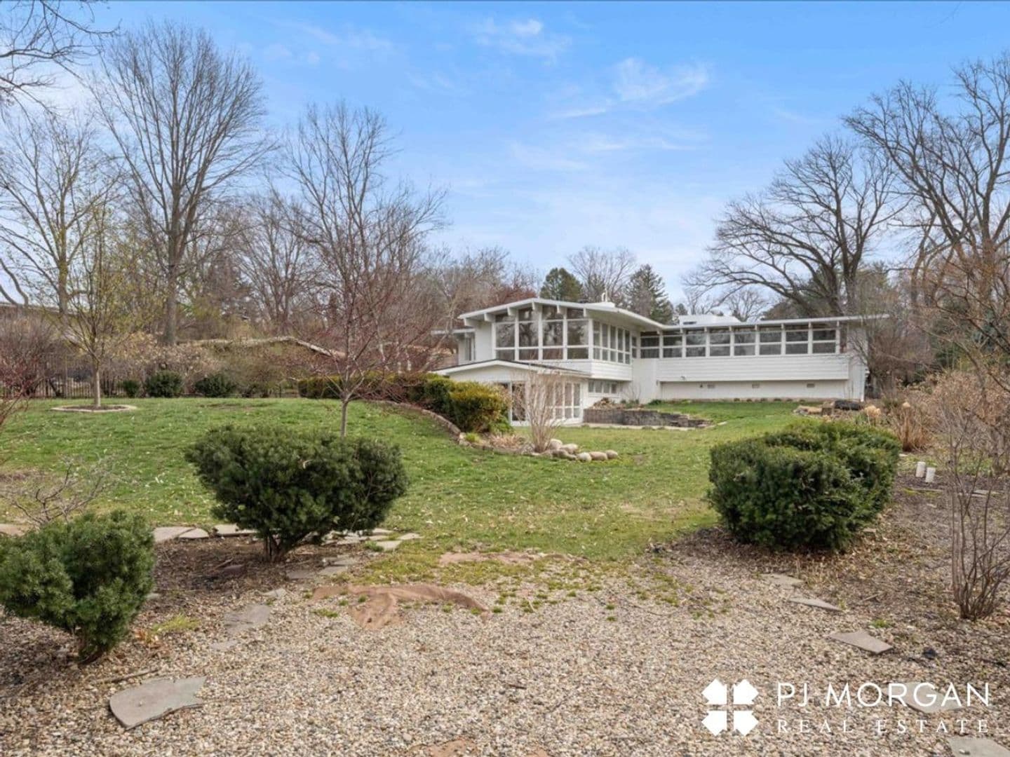 Omaha House: 320 N 68th Street