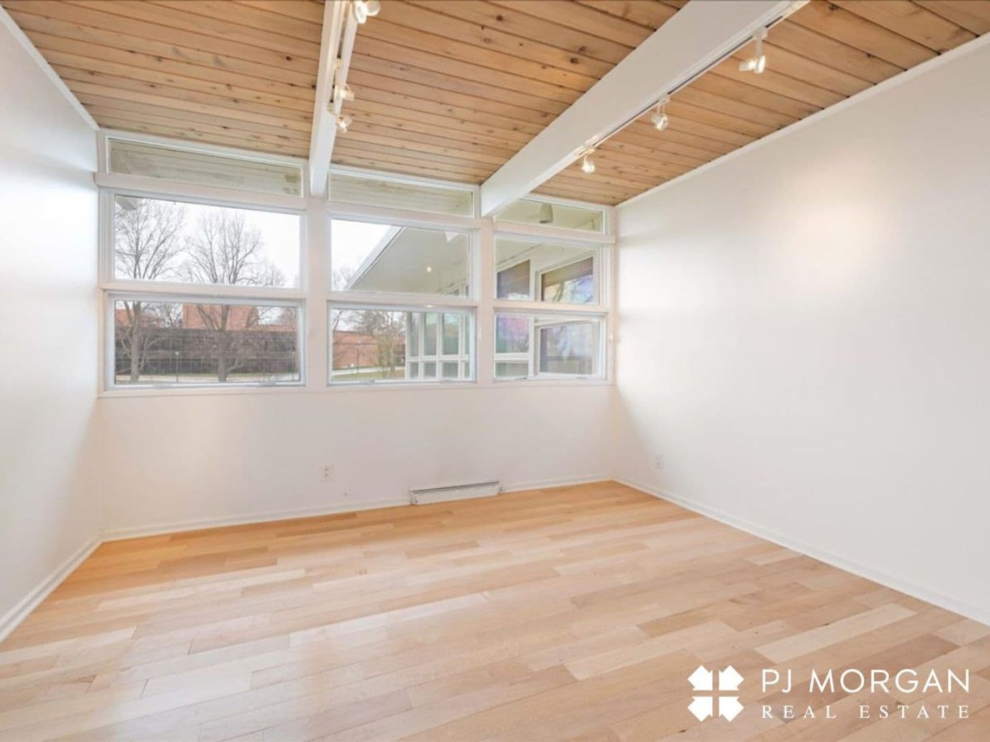 Omaha House: 320 N 68th Street
