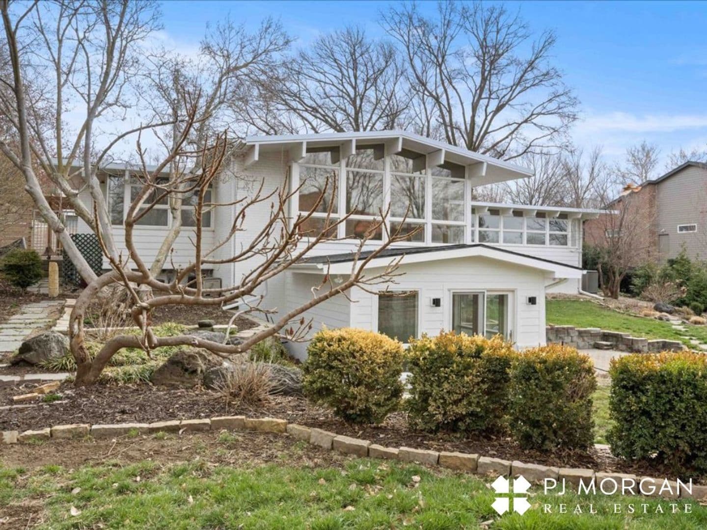 Omaha House: 320 N 68th Street