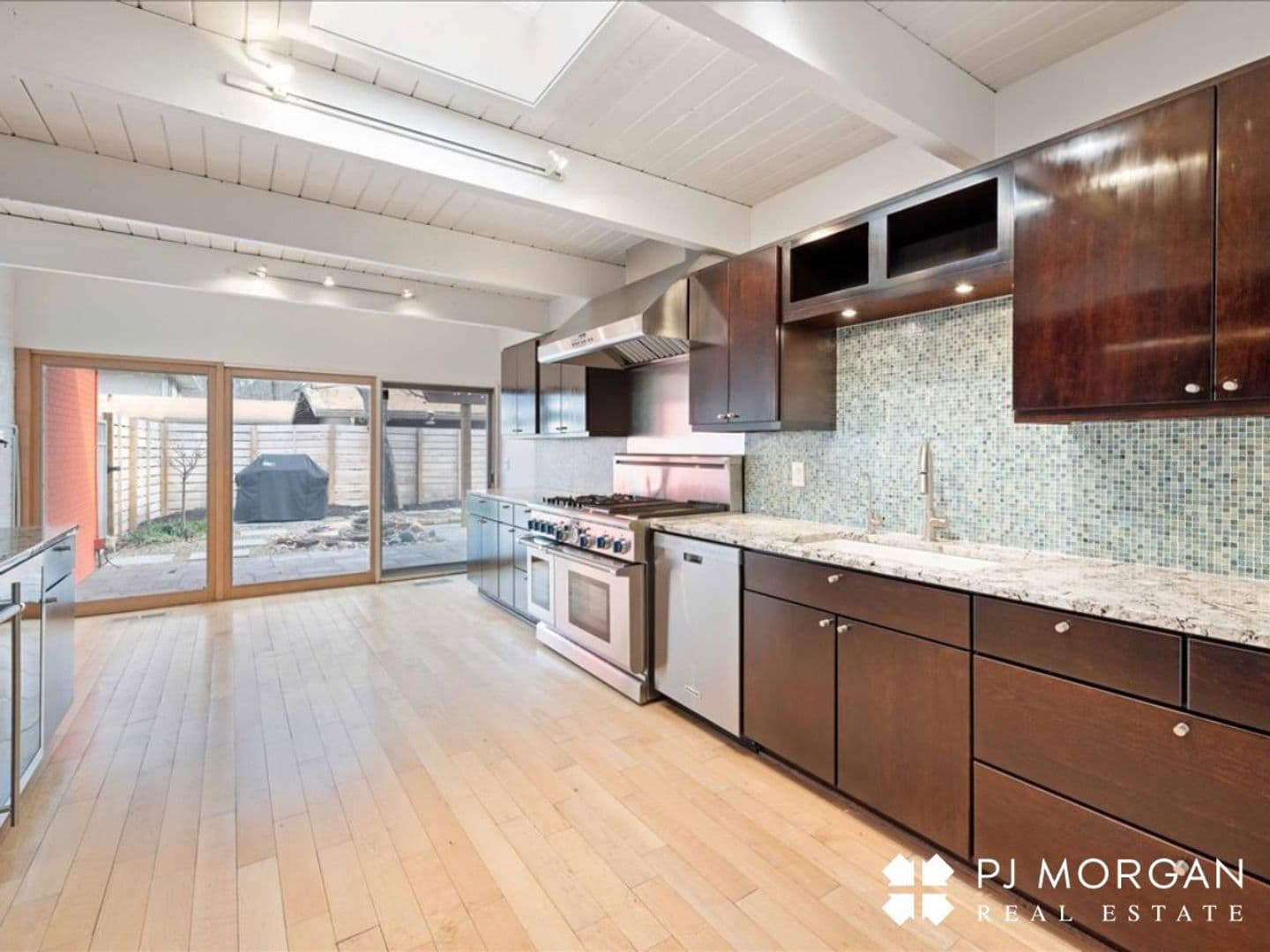 Omaha House: 320 N 68th Street