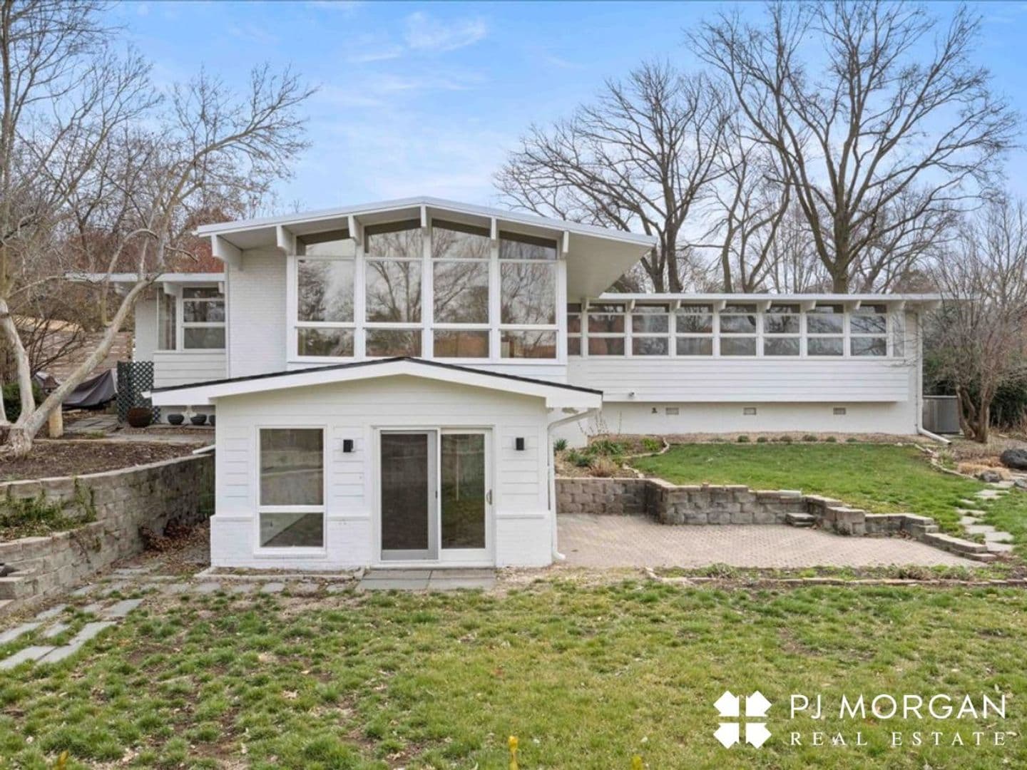 Omaha House: 320 N 68th Street