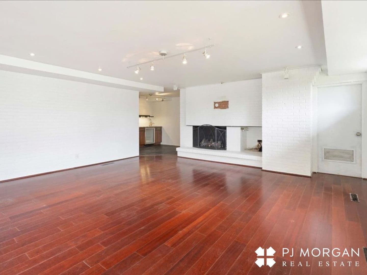 Omaha House: 320 N 68th Street