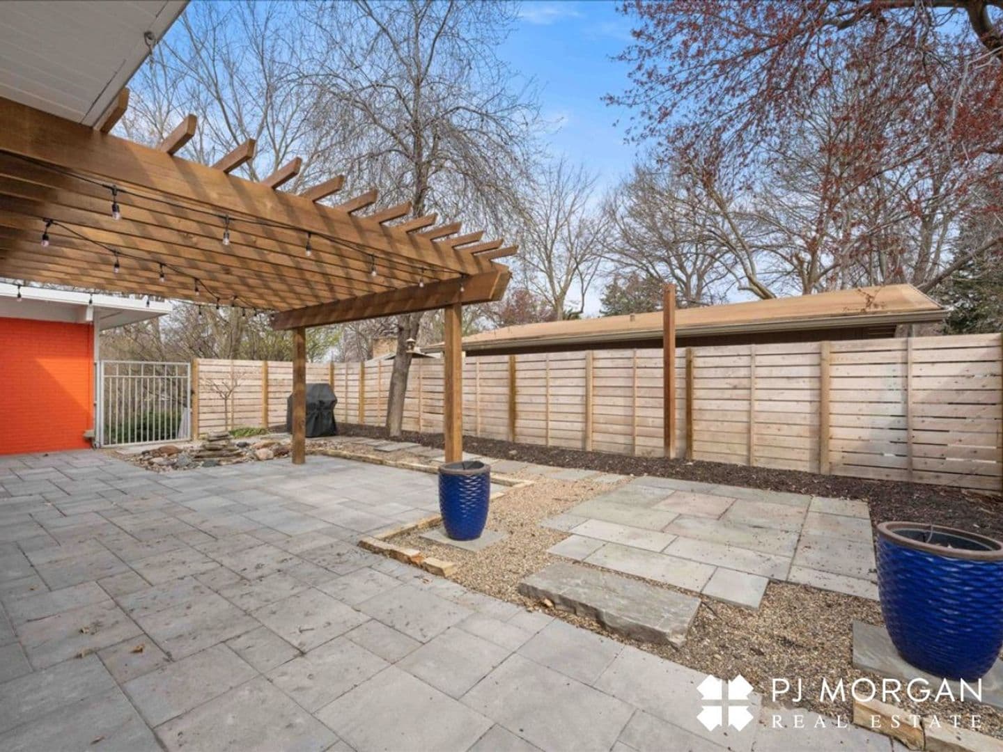 Omaha House: 320 N 68th Street