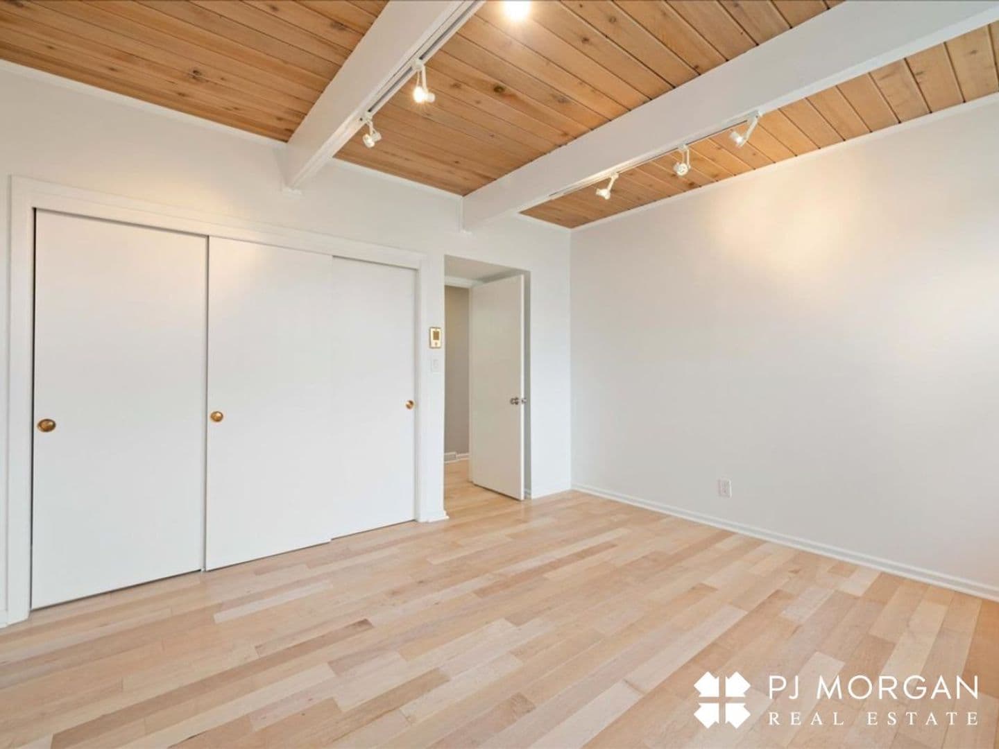 Omaha House: 320 N 68th Street