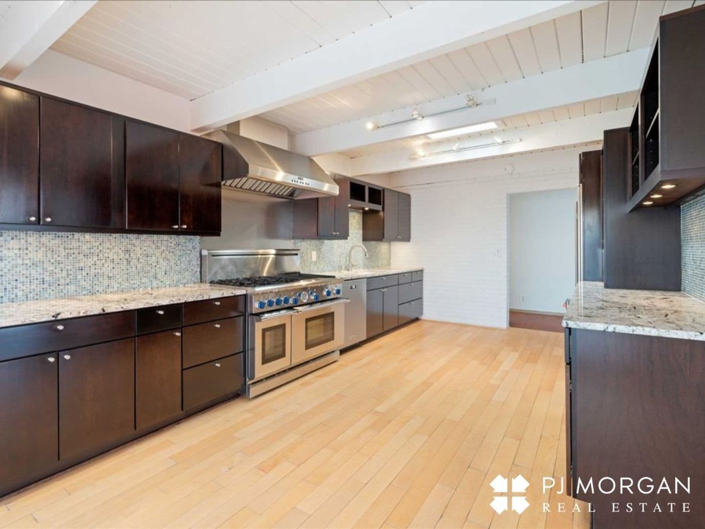 Omaha House: 320 N 68th Street