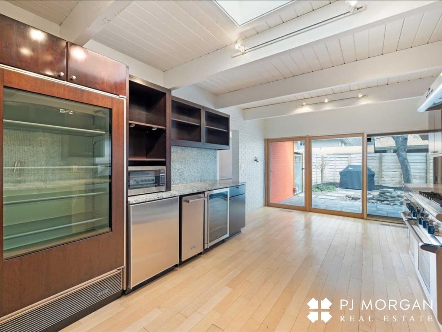 Omaha House: 320 N 68th Street