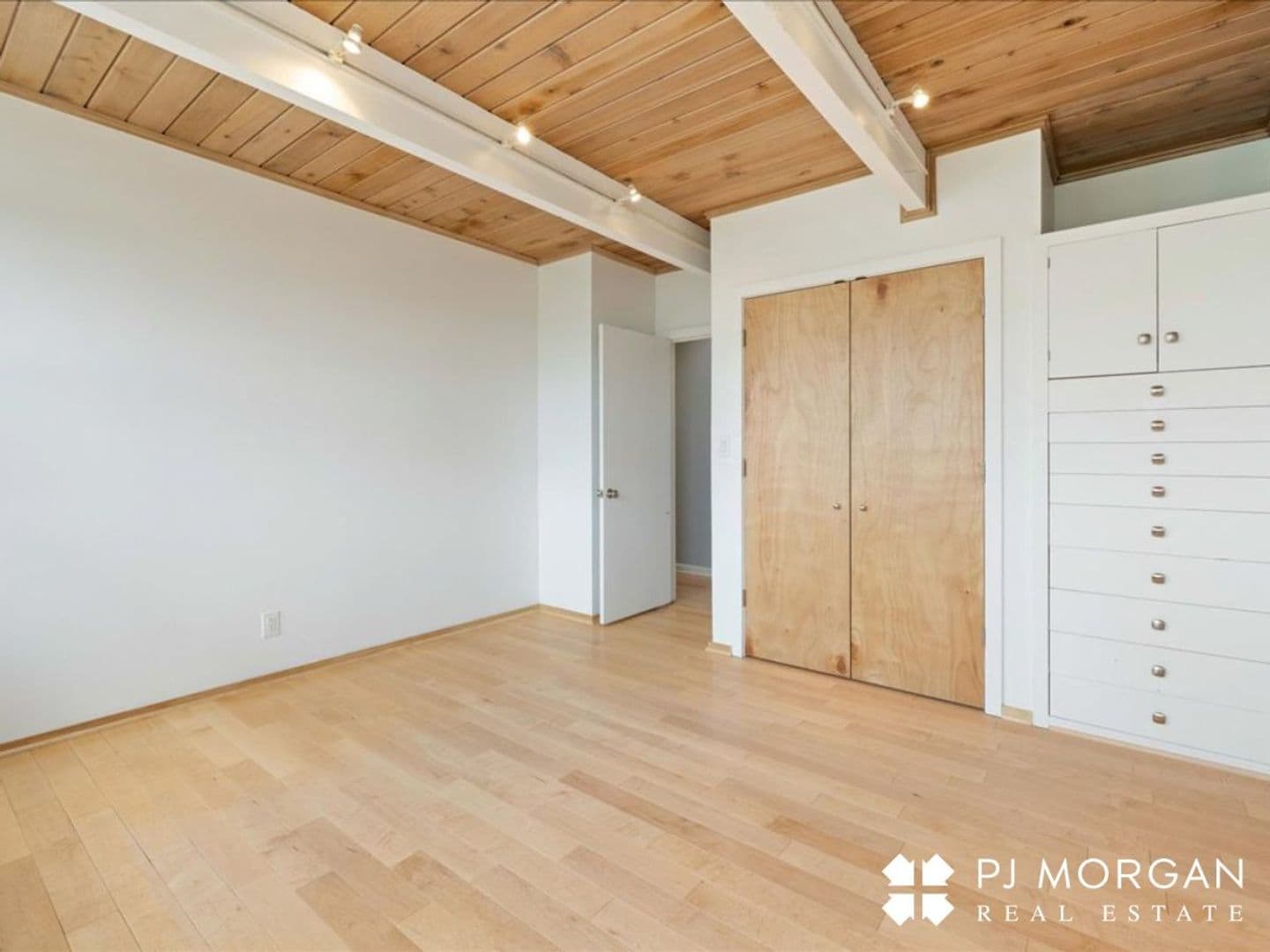 Omaha House: 320 N 68th Street