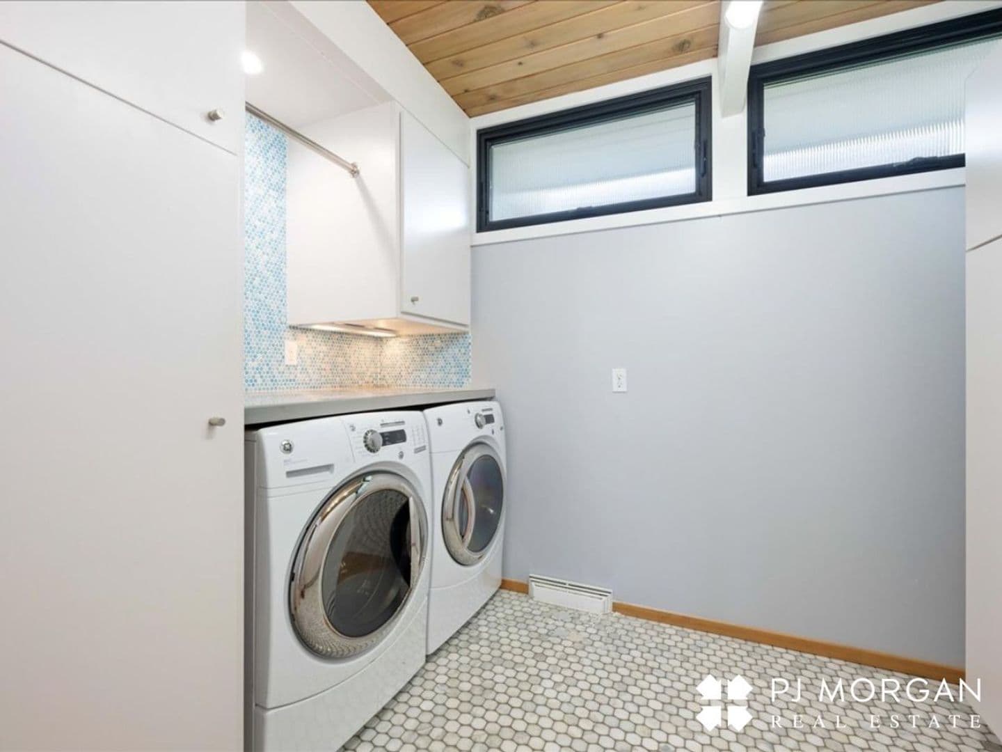 Omaha House: 320 N 68th Street