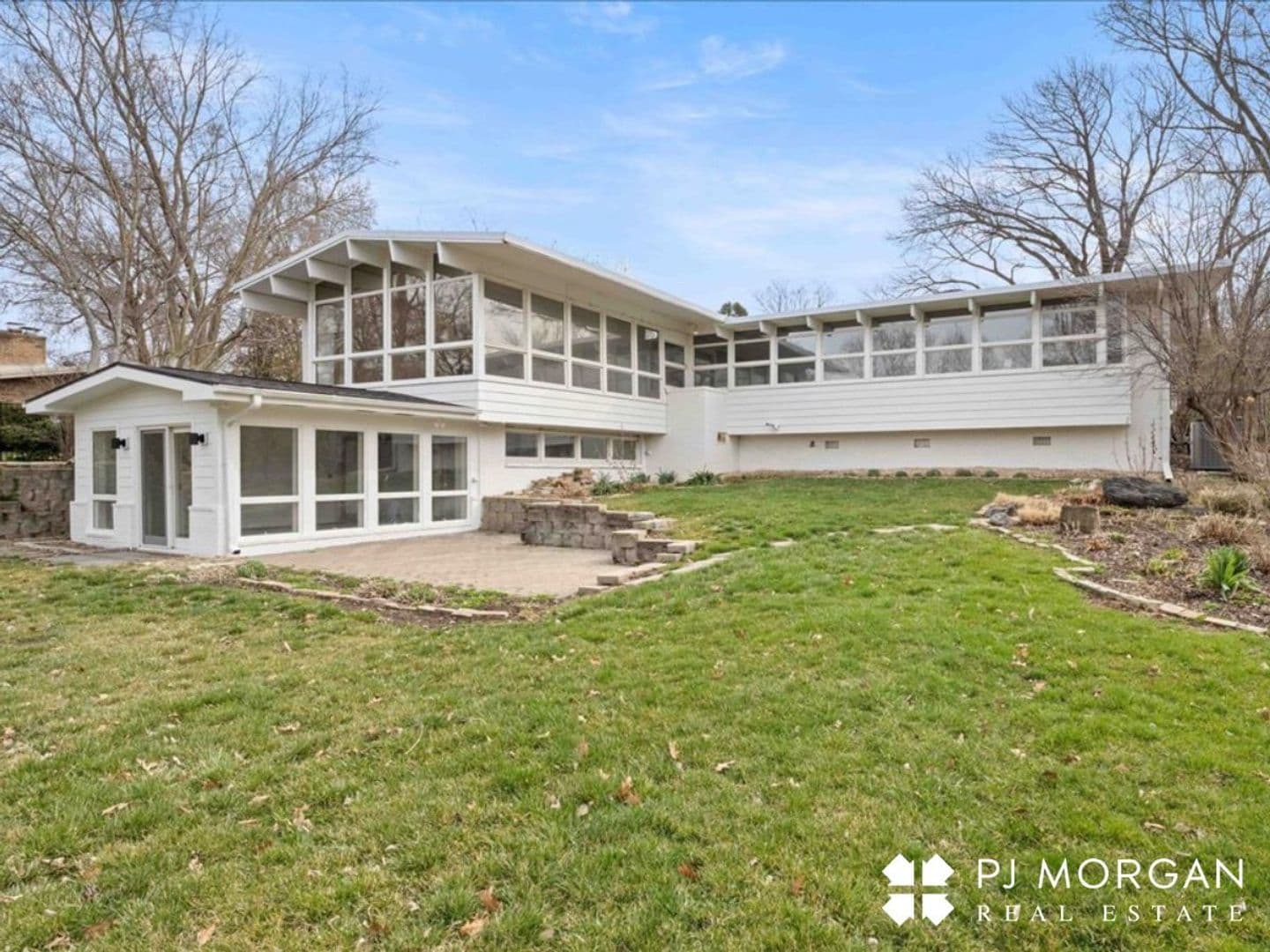 Omaha House: 320 N 68th Street