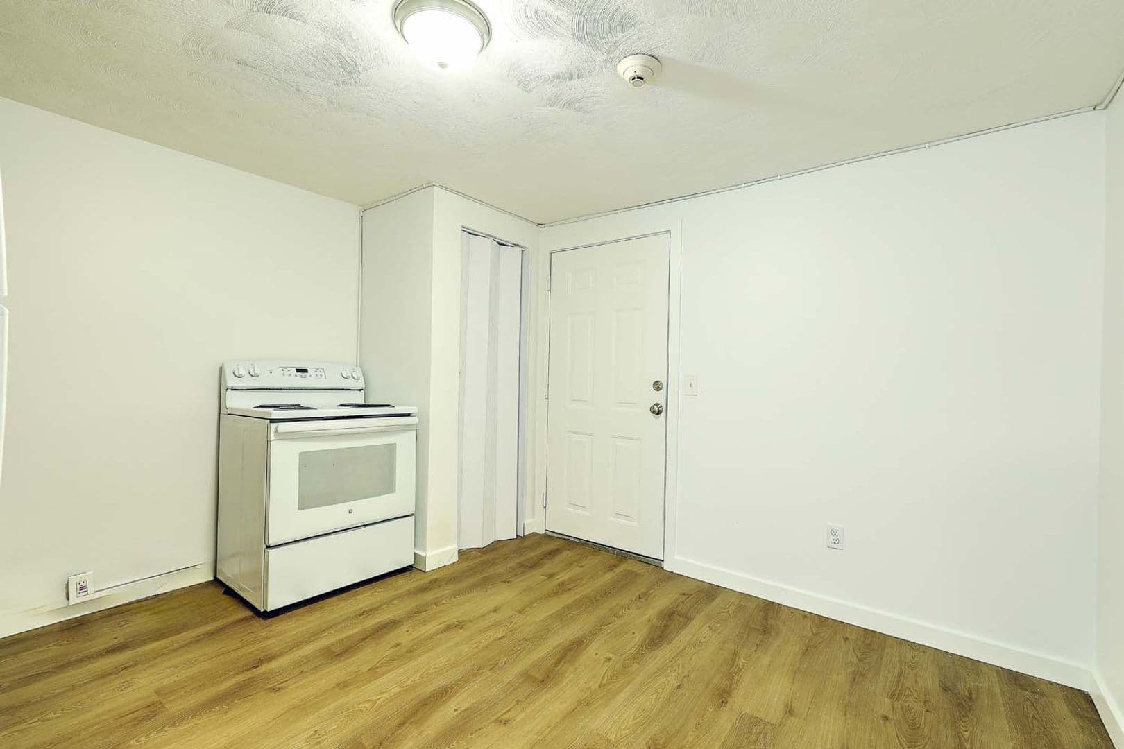 West Warwick Apartment: 855 Providence Street