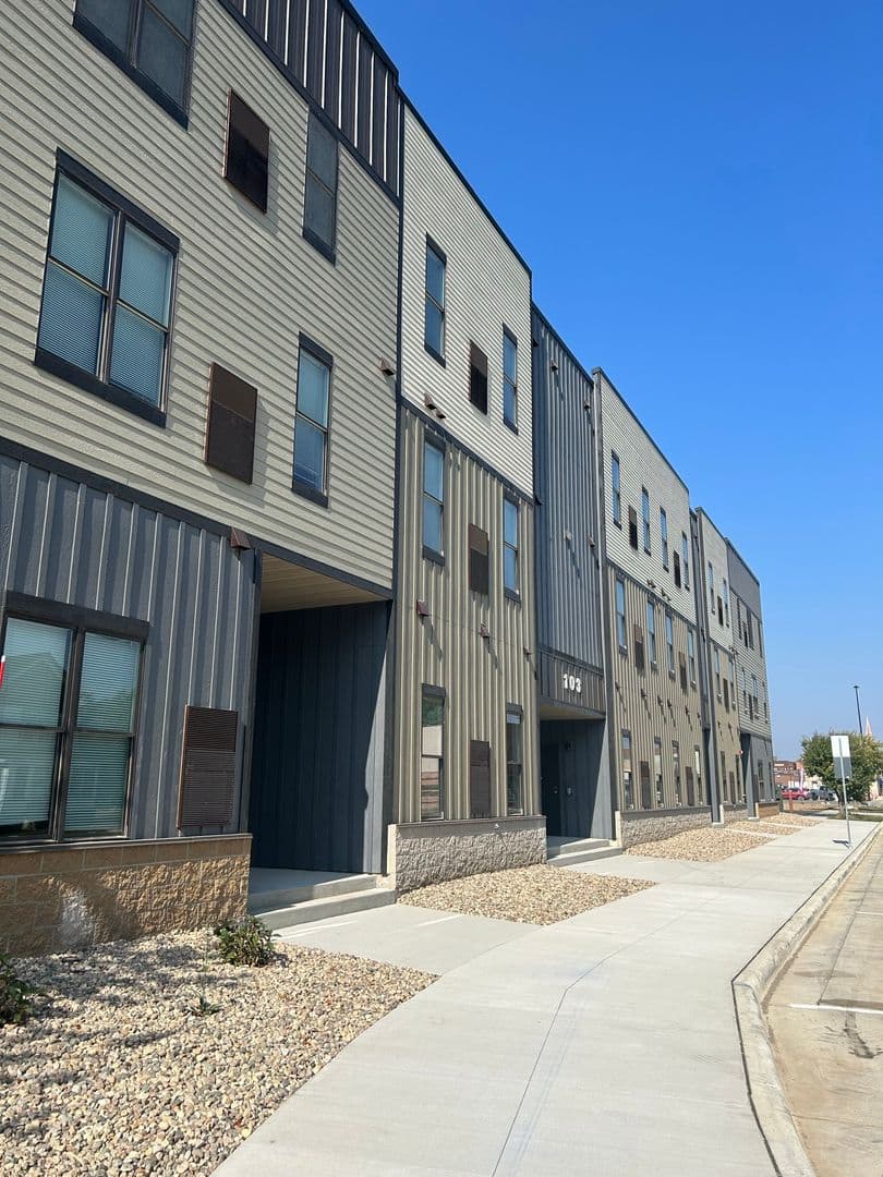 Marshall Apartment: 103 W Lyon Street