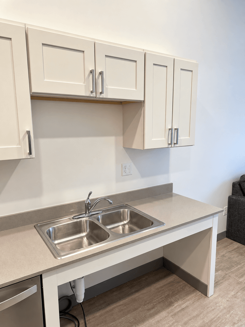 Red Wing Apartment: 222 Bush Street
