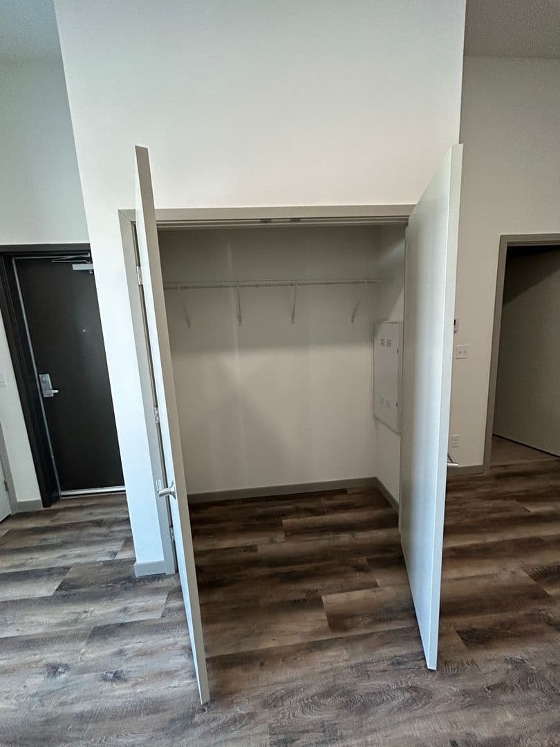 Marshall Apartment: 103 W Lyon Street