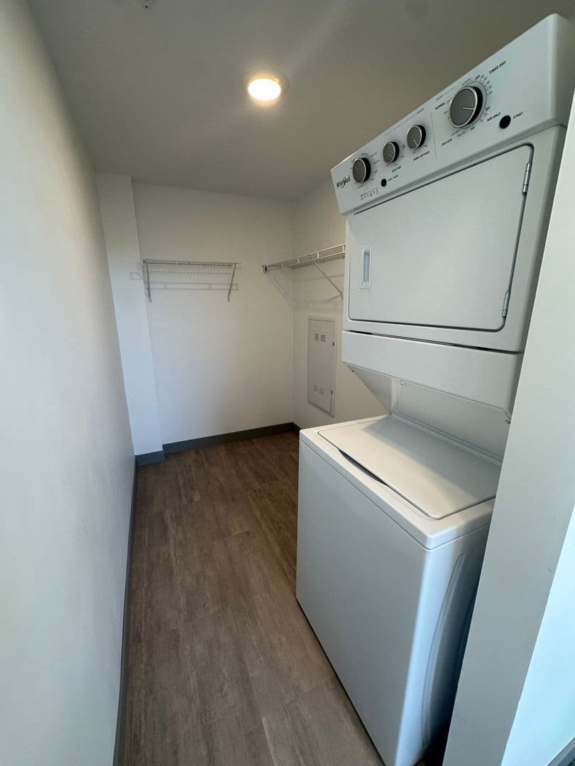 Red Wing Apartment: 222 Bush Street