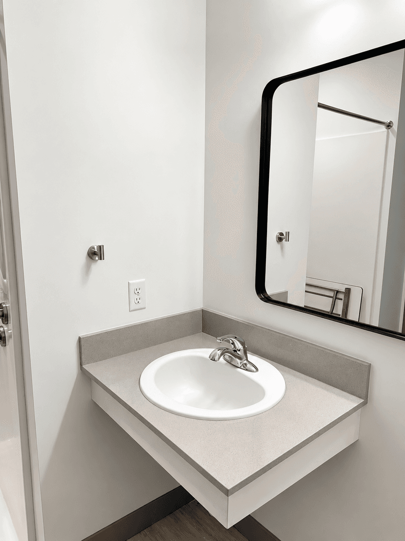 Red Wing Apartment: 222 Bush Street