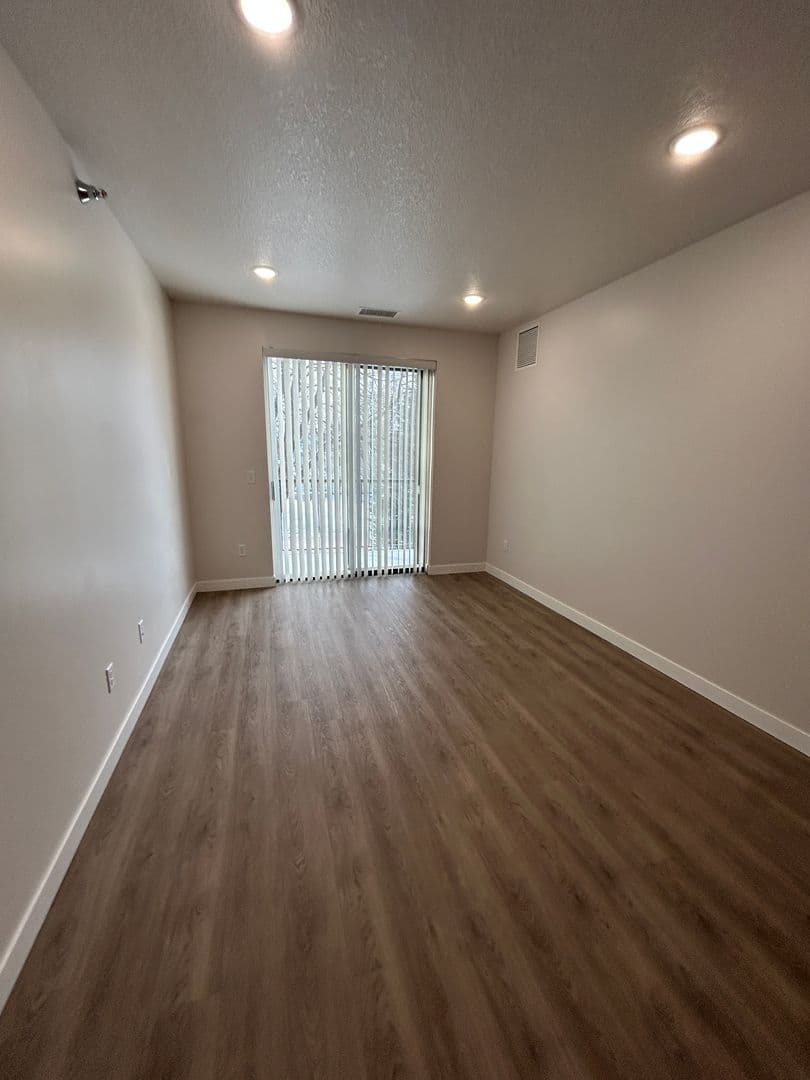 Madelia Apartment: 116 W Main Street