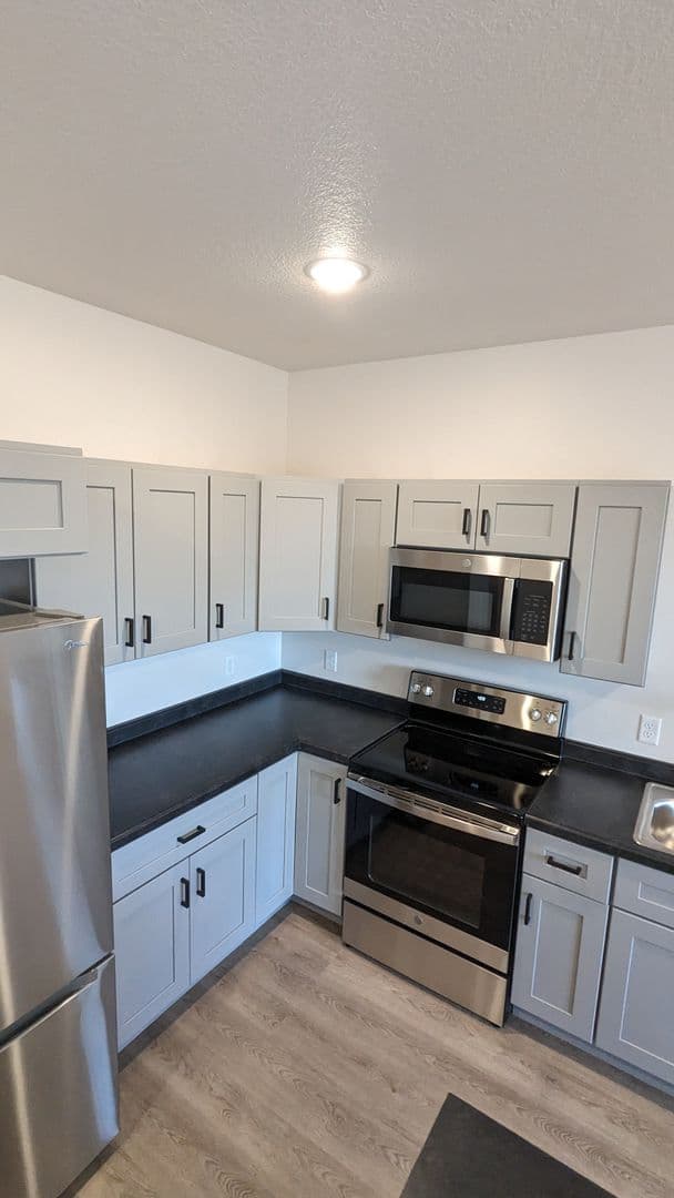 Madelia Apartment: 116 W Main Street
