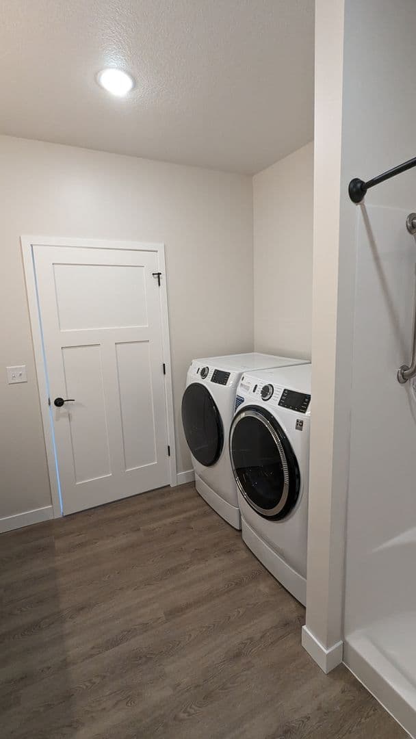 Madelia Apartment: 116 W Main Street