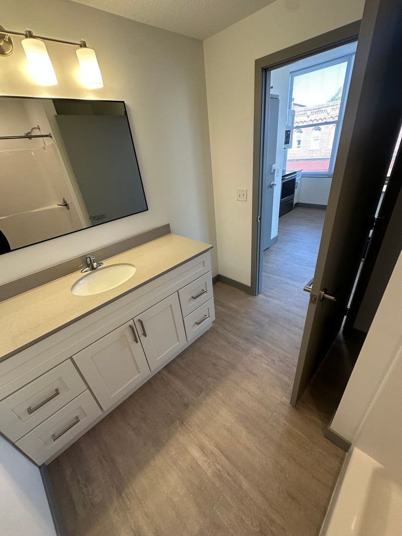 Red Wing Apartment: 222 Bush Street