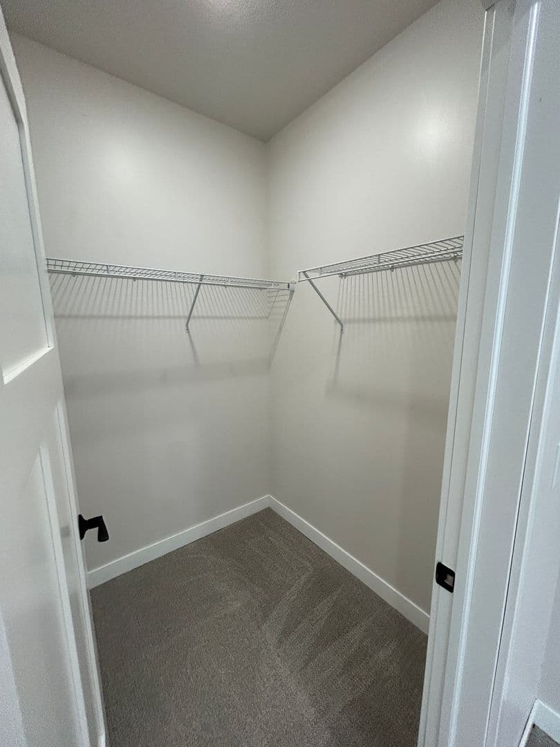 Madelia Apartment: 116 W Main Street