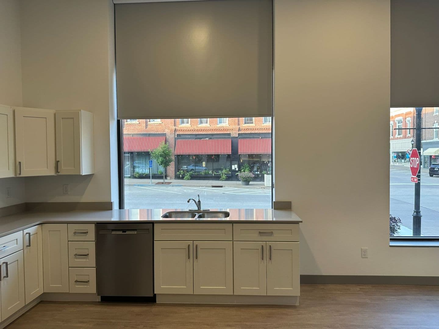 Red Wing Apartment: 222 Bush Street