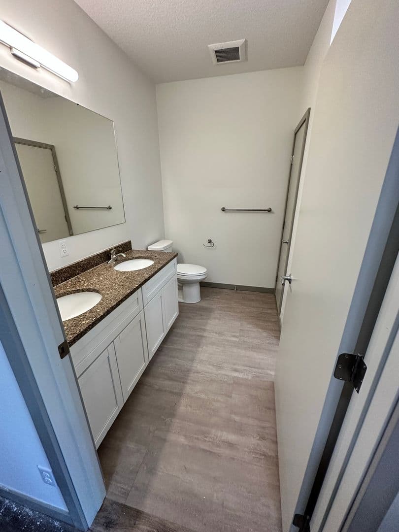 Marshall Apartment: 103 W Lyon Street