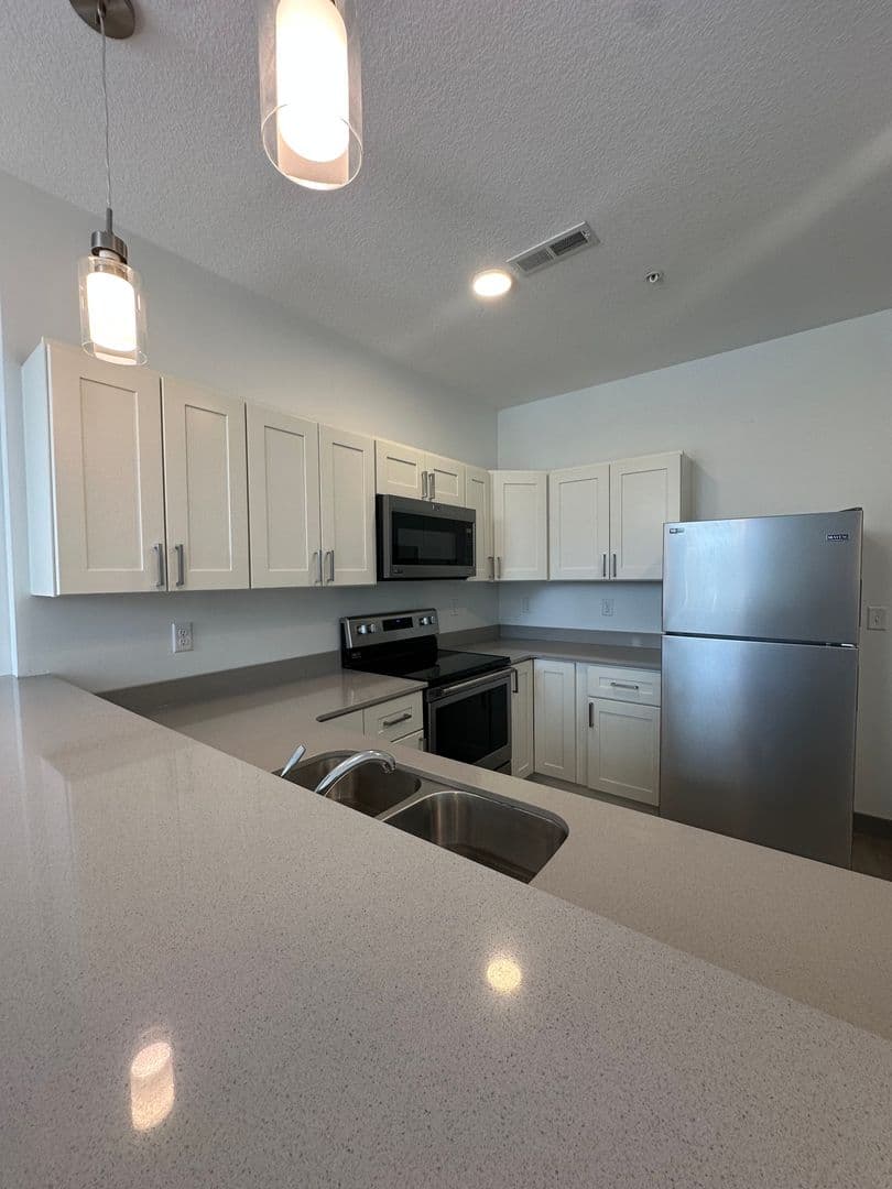 Red Wing Apartment: 222 Bush Street