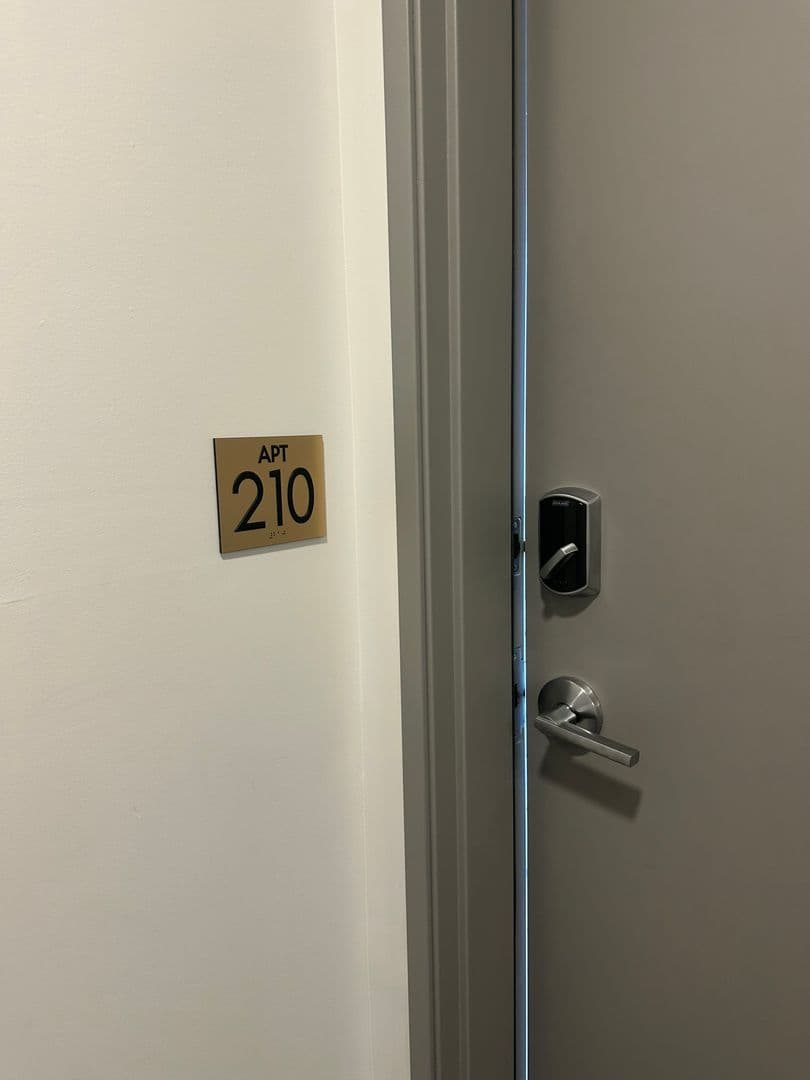 Red Wing Apartment: 222 Bush Street