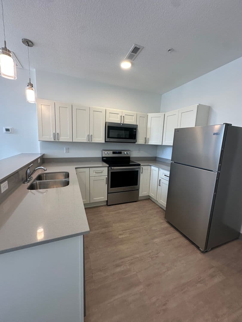 Red Wing Apartment: 222 Bush Street