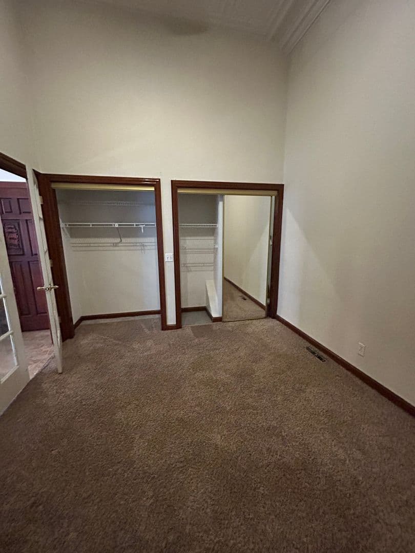 Saint Peter Apartment: 208-212 S Minnesota Avenue