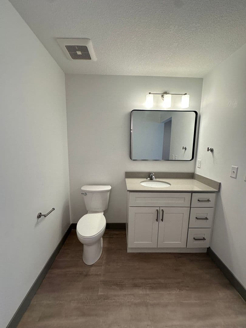 Red Wing Apartment: 222 Bush Street