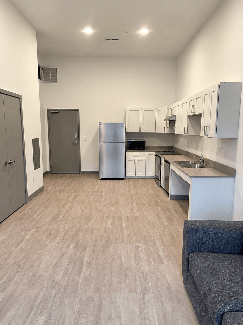Red Wing Apartment: 222 Bush Street