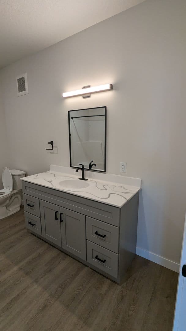 Madelia Apartment: 116 W Main Street